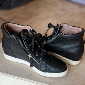Linea Paolo Black Leather Hidden Wedge Sneakers Side Zip Lace Up Size 9.5